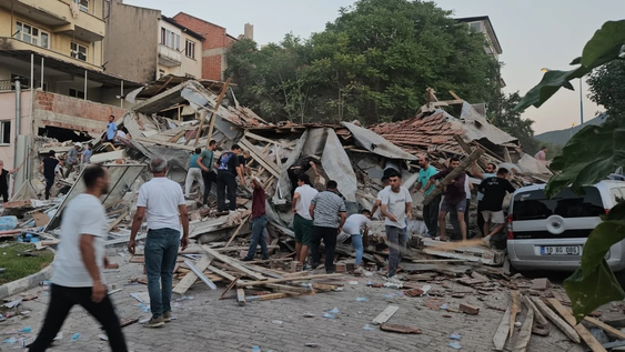 Un fuerte terremoto de magnitud 6,1 sacudió a Turquía.