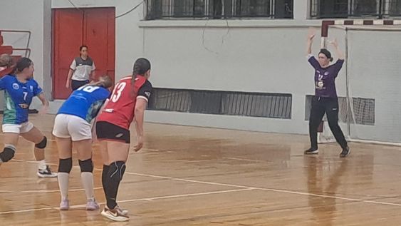 Handball. En una de las semifinales de damas, Maipú derrotó al septeto de la UN Cuyo. En la otra llave buscarán su pase a la final las escuadras de Tupungato y Regatas.