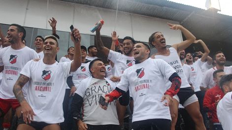 Los jugadores del Deportivo Maipú festejan el ascenso a la Primera Nacional. / Foto: Nicolás Ríos