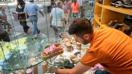 Hay negocios que cierran ante la incertidumbre cambiaria y otros apuestan a sumar ventas aprovechando el Día de la Madre. Foto: Ignacio Blanco / Los Andes
