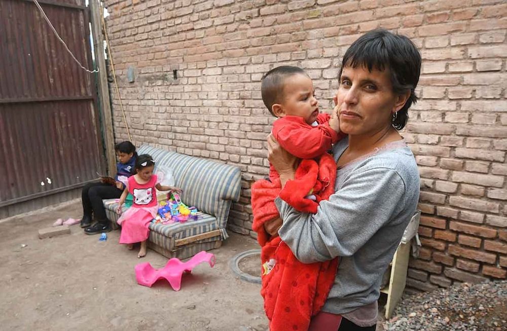 Lorena Gallo la desalojaron con cuatro hijos menores y vive en una situación extrema en una precaria pieza que no tiene baño ni cocina en GuaymallénLorena junto a su hijo Ciro de siete meses Foto: José Gutierrez / Los Andes