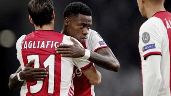 Primes abraza a Tagliafico en una de las conquista por el jugador de Países Bajos.