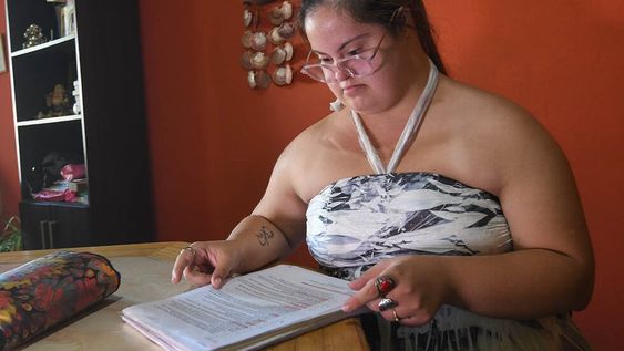 21 de marzo día internacional del Síndrome de Down. Micaela Zaidán tiene 24 años y está estudiando Turismo y hotelería. Foto: Marcelo Rolland / Los Andes