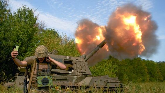 Un soldado ucraniano se toma una selfie mientras un sistema de artillería dispara en la línea del frente. (Foto / AP / Kostiantyn Liberov)