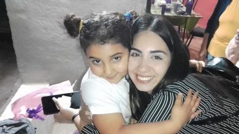 La pequeña Luz abraza a la reina nacional de la Vendimia, Natasha Sánchez, quien le dio una sorpresa a la pequeña por su cumpleaños.