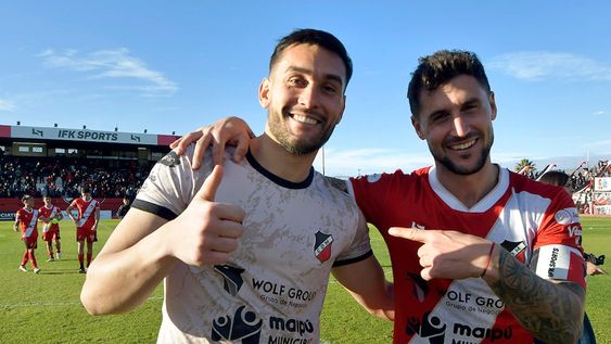 El guardavallas Juan Pablo Cozzani - aquí junto al defensor Guillermo Ferracuti-, disfruta de un gran presente en el Cruzado, que le ha permitido la continuidad.  Foto: Orlando Pelichotti
