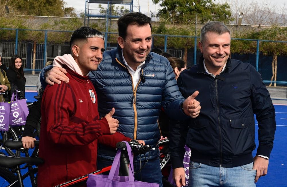 Abanderados y escoltas de Godoy Cruz recibieron una bicicleta.