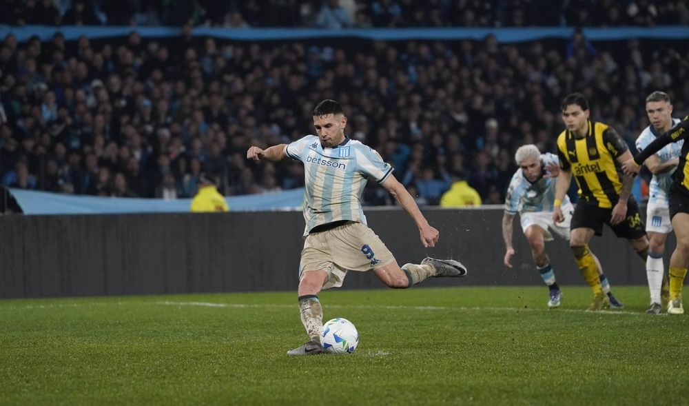 Maravilla Martínez, goleador y figura de Racing Club en la eliminatoria ante Peñarol de la Copa Libertadores. Maravilla Martínez, goleador y figura de Racing Club en la eliminatoria ante Peñarol de la Copa Libertadores. 