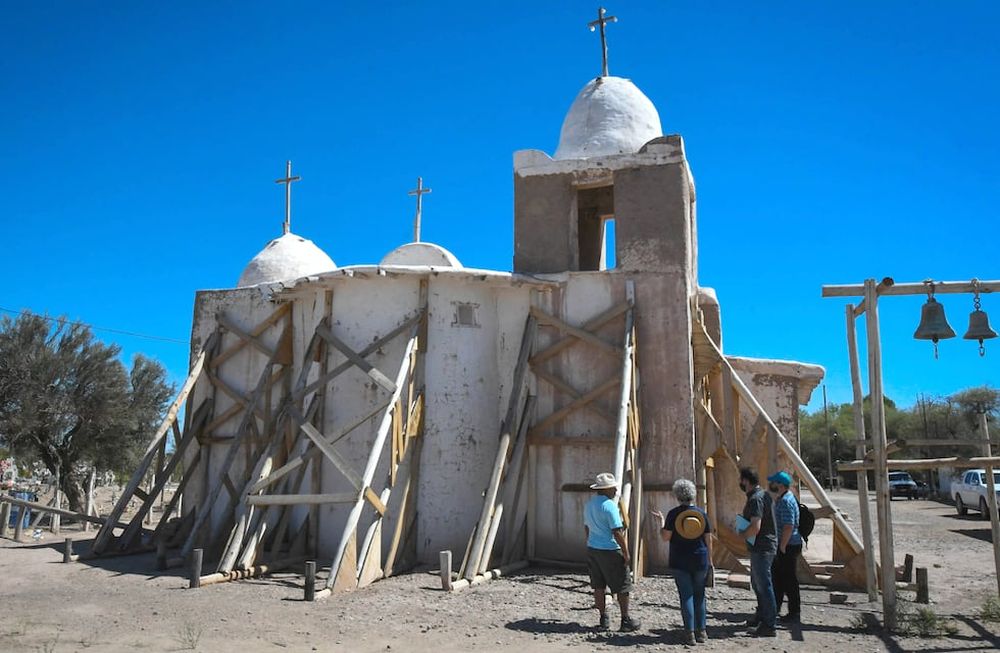La estructura de la capilla fue apuntalada y recientemente le realizaron un nuevo revoque. Una comisión la analizará hoy. Foto: Claudio Gutiérrez / Los Andes.