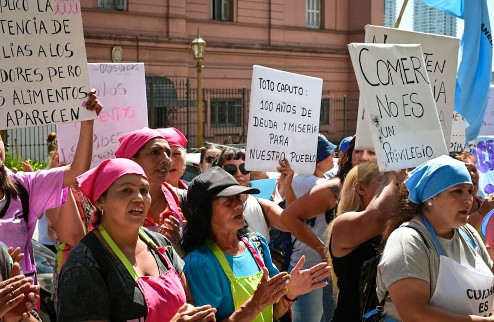 La organización social marchó al Ministerio de Economía y también en el ingreso al country donde vive Luis Caputo. Foto: Barrios de Pie.