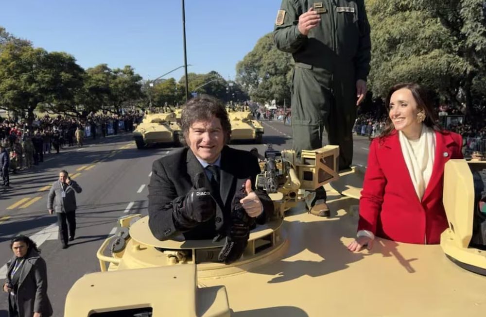Javier Milei y Victoria Villarruel sorprendieron sobre el cierre del desfile y se subieron a un tanque de guerra. Foto: Infobae