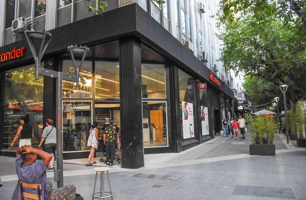 En la peatonal, se ubicará la primera sucursal bancaria con un espacio de coworking para clientes y no clientes. El espacio contará con un servicio de cafetería. Foto: Mariana Villa / Los Andes