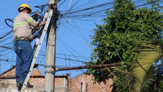El hombre realizó una maniobra equivocada y tocó el cableado eléctrico “recibiendo una descarga de 23 mil voltios”. Gentileza: Publimetro