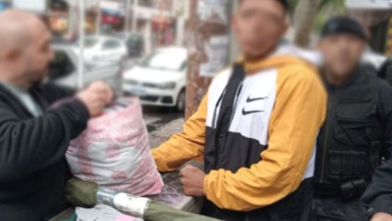 Se detuvo a un sujeto que había agredido con un cuchillo a un vendedor