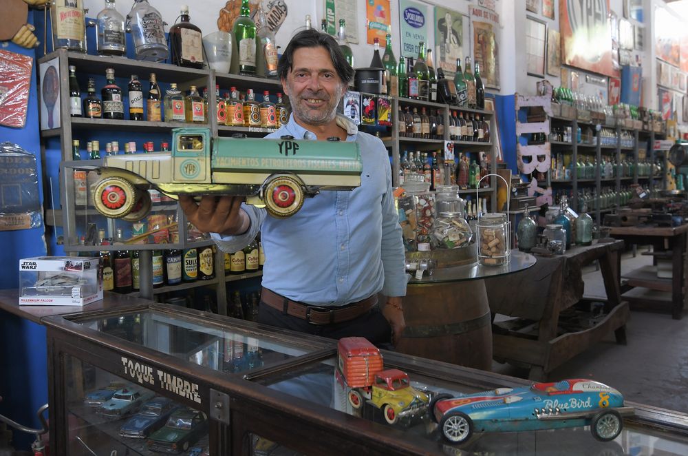 Hernan Lahun del Museo de Antigüedades ubicado en el carril Rodríguez Peña de Godoy Cruz que tiene más de 10 mil objetos antiguos de todo tipo. 