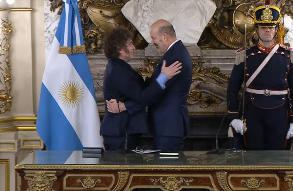 Milei le tomó juramento a Sturzenegger (Captura de video).