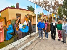 Arte en una finca. Escena de las patricias mendocinas y religiosas confeccionando la bandera del Ejército de Los Andes. A la derecha, los autores del mural y alumnas de la Escuela de Artes Plásticas de la UNCuyo.