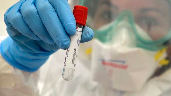 La nueva variante se detectó en dos trabajadores de la salud. “No significa que haya transmisión comunitaria”, aseguran. / Foto Orlando Pelichotti