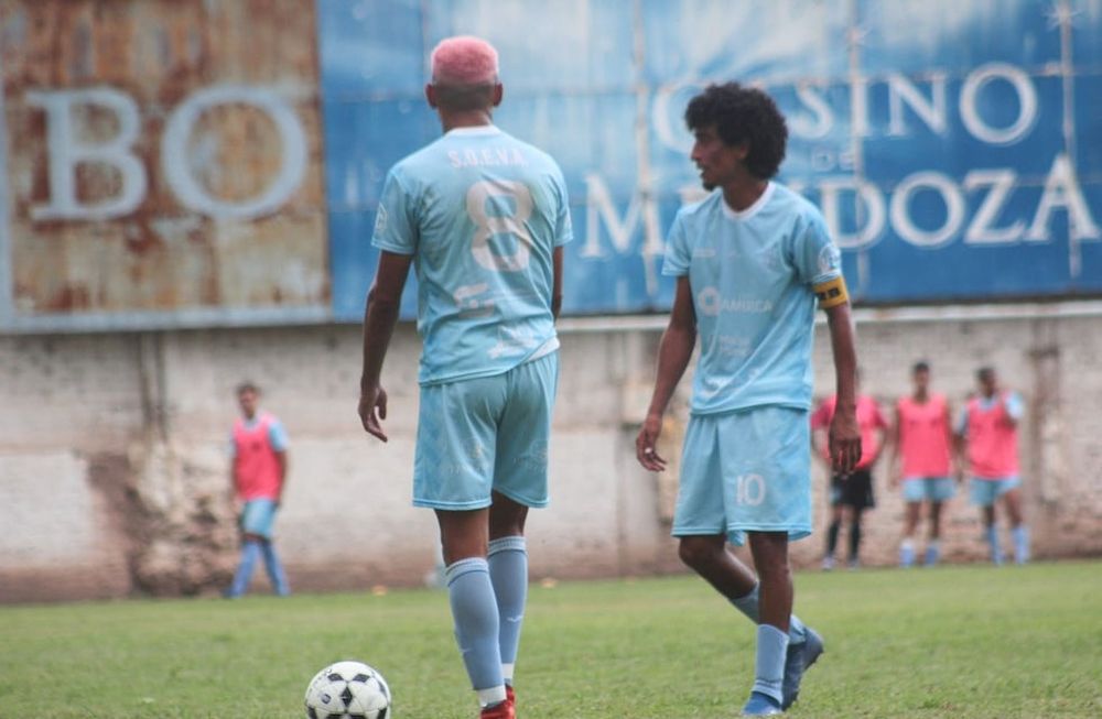 Piezas clave. Bruno Costella (8) y Nico Arce (10) generan el fútbol de Gutiérrez, que hoy va por la final ante su clásico rival. / Gentileza Prensa GSC.