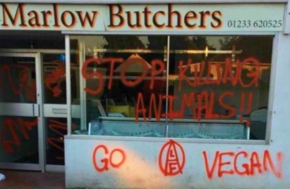 Carniceros y fiambreros de Francia exigen custodia por una ola de ataques veganos