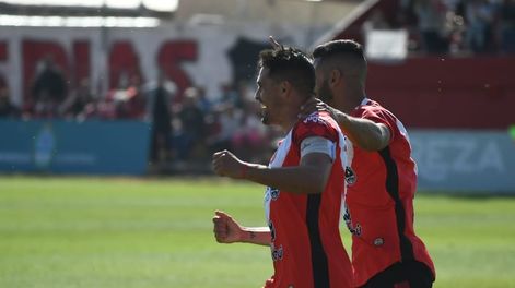 Montero logró el empate del Cruzado y festeja junto a sus compañeros. / José Gutiérrez (Los Andes).