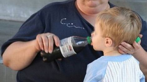 Lo metieron preso por alimentar a sus hijos sólo con gaseosa y pudrirle los dientes
