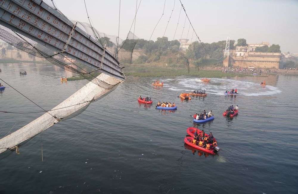 -Las autoridades de la India elevaron a 132 el número de muertes confirmadas por el colapso de un puente en el occidente del país, tras más de 12 horas e intensas operaciones de búsqueda que se prolongaron a lo largo de la noche. Foto EFE