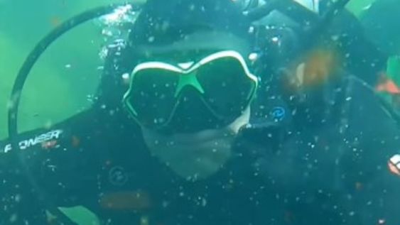 Suele sorprender el exgobernador Jaque. Por ejemplo, una vez, lo encontraron atendiendo una librería en su departamento. Ahora , como intendente, le está poniendo literalmente el cuerpo a la difusión del turismo en Malargüe. Por eso mostró en video cómo le fue con el buceo en “La Laguna de la Niña Encantada”. Jaque asegura que la experiencia es “maravillosa” y que permite, entre otras cosas, compartir el hábitat natural de “centenares de truchas”.