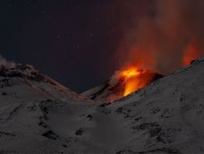 El momento en que el volcán Etna entra en erupción. &nbsp;
