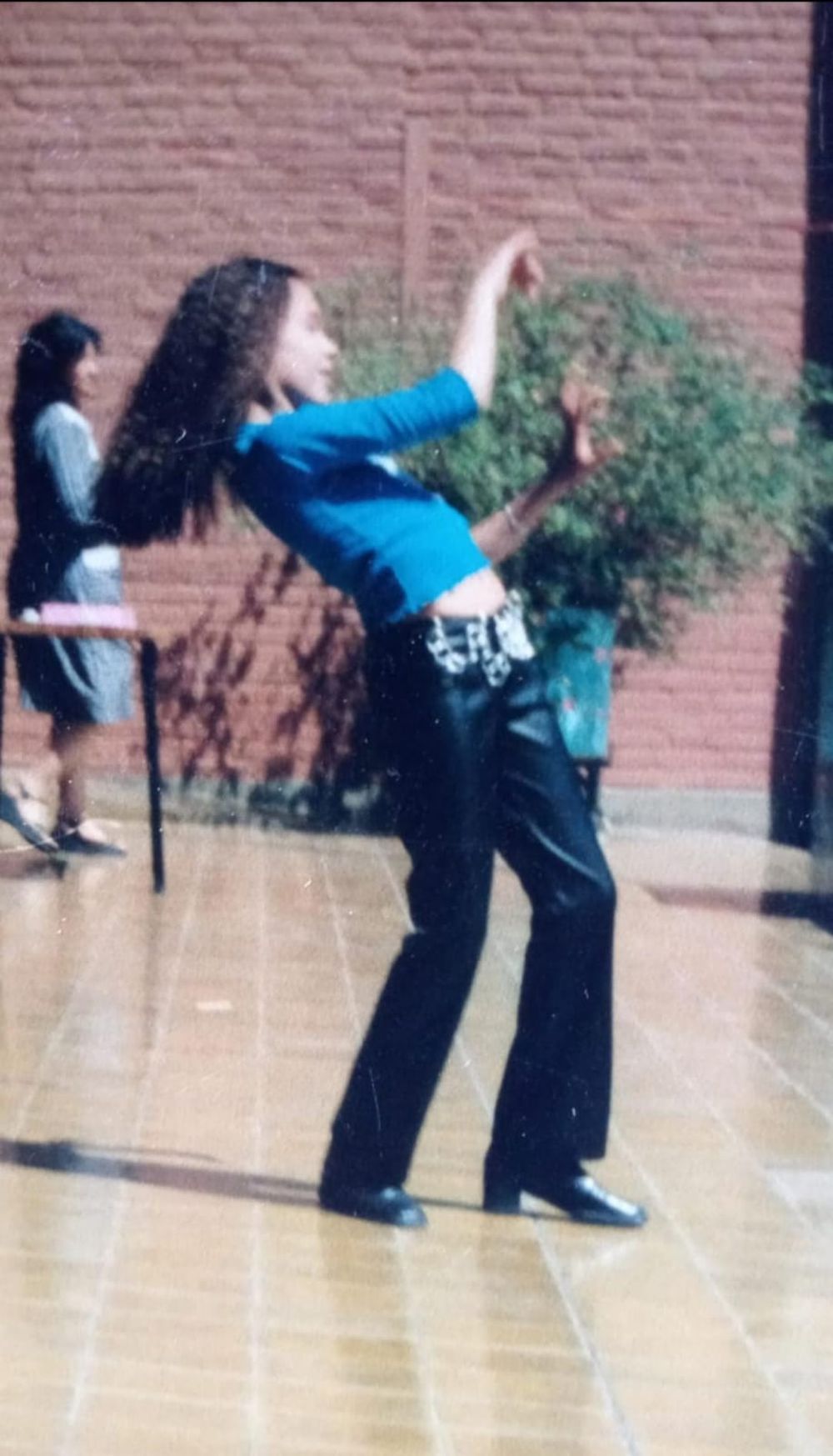 A los 10 años, interpreta “Ojos Así” de Shakira en un acto escolar. Ese momento marcaría el inicio de una pasión que la acompañaría para siempre.