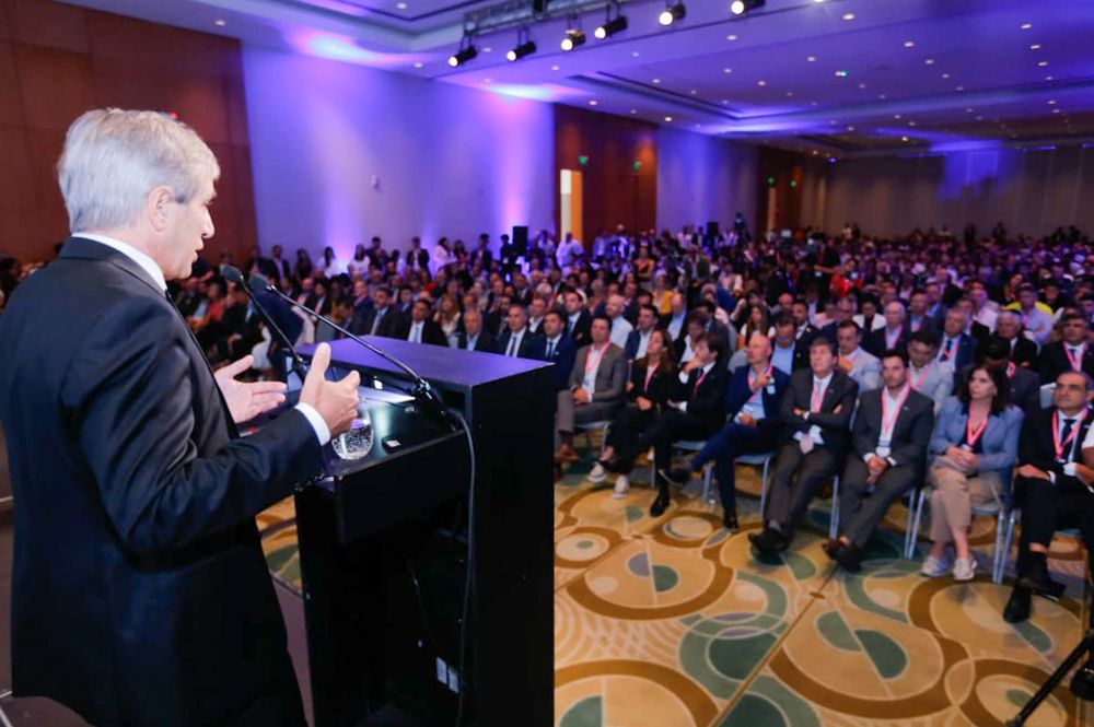 El ministro Caputo frente a un salón repleto en el Hilton de Mendoza.