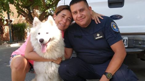 Julieta Farmache con su perro Bongo y personal de la Policía de Mendoza.