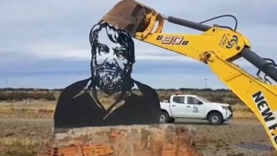 Vialidad Nacional removió un monumento de Osvaldo Bayer en Santa Cruz