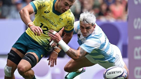 Saint-denis (France), 25/07/2024.- Nathan Lawson of Australia (L) and Luciano Gonzalez of Argentina (R) in acton during the Men Pool B match Argentina against Australia of the Rugby Sevens competitions in the Paris 2024 Olympic Games, at the Stade de France in Saint Denis, France, 25 July 2024. (Francia) EFE/EPA/CHRISTOPHE PETIT TESSON