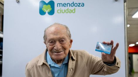 Tras realizar un examen de idoneidad conductiva para evaluar reacción y los reflejos, Moisés Roitman renovó su licencia de conducir con 100 años.