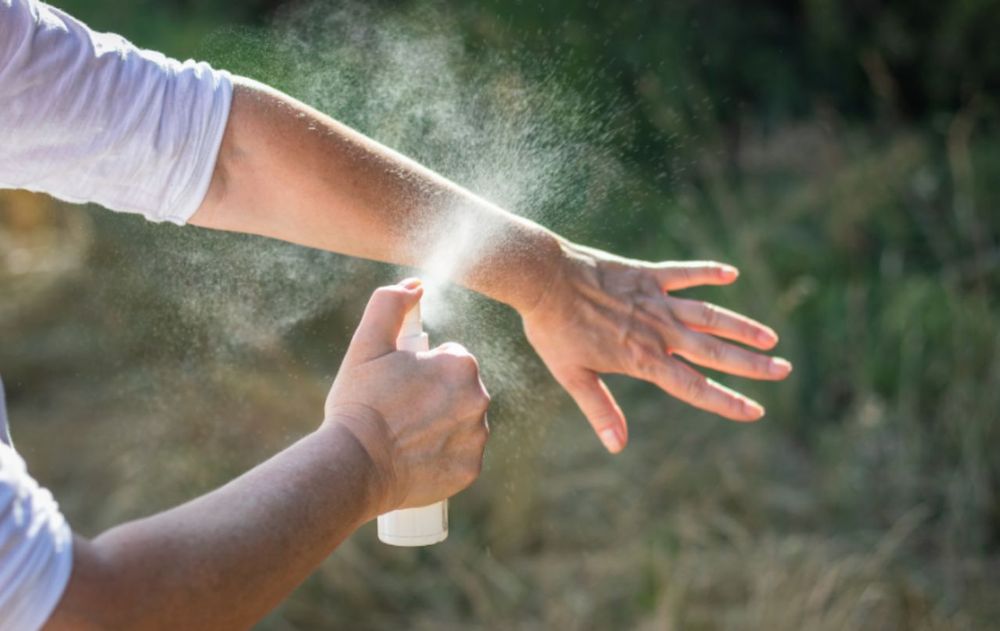 Este aceite se destaca como una opción interesante tanto para uso corporal como ambiental.
