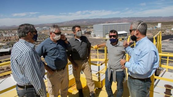 Vaquié, Isgró y Nieri visitaron el predio ubicado en el extremo sur de Mendoza. En febrero se concretó el traspaso a la Provincia del yacimiento, que posee 80.000 hectáreas de infraestructura y una mina capaz de abastecer el mercado interno y exportar.