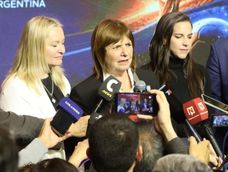 Patricia Bullrich llegó a Mendoza para participar de la White Hat Conference sobre ciberseguridad y habló sobre su presentación de renuncia al bloque de senadores de La Libertad Avanza. Patricia Bullrich llegó a Mendoza para participar de la White Hat Conference sobre ciberseguridad y habló sobre su presentación de renuncia al bloque de senadores de La Libertad Avanza.