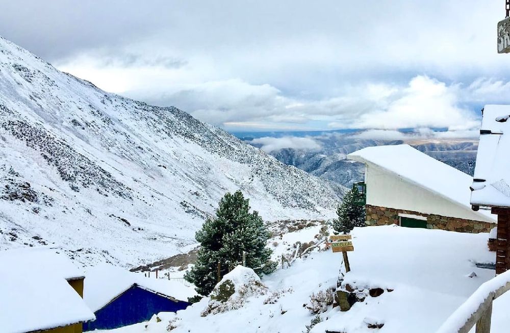Insólito video: un vecino de Comodoro Rivadavia se metió al mar mientras nevaba