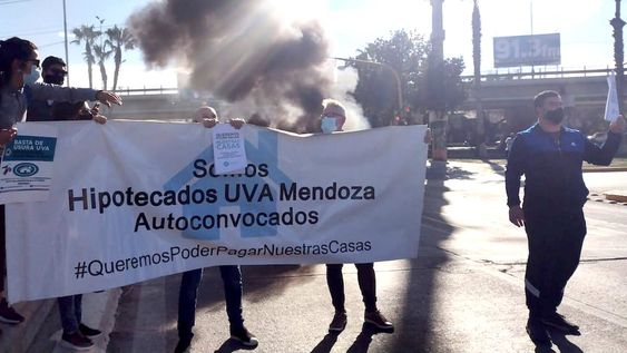 Los deudores de créditos UVA se manifestaron en Mendoza al igual que hicieron otros en varios puntos del país. Foto: Hipotecados UVA Mendoza