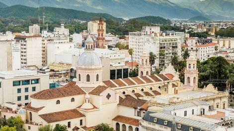 Los Andes | La bellísima capital salteña fue fundada en 1582 por el colonizador español Hernando de Lerma. Aún perviven en su trazado varias construcciones de fines del siglo XVIII, como la Casa Hernández, levantada en 1780. / Foto: Secretaría de Turismo de Salta.