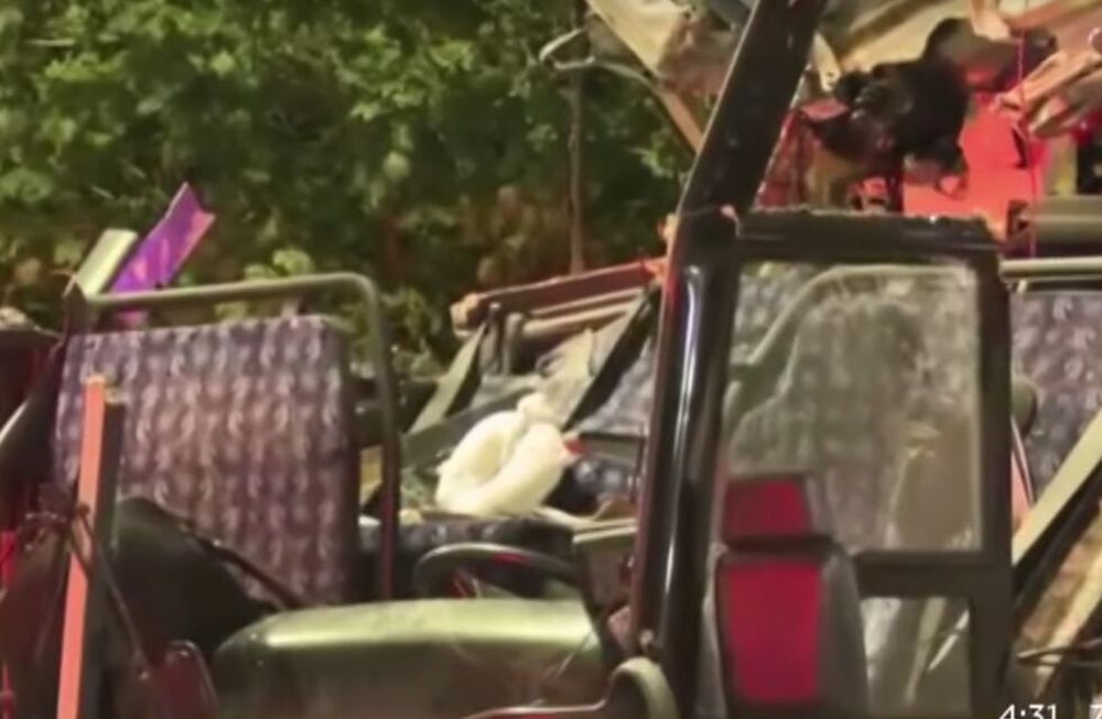 Terror en un micro turístico: pasaban por un puente y les arrancó el techo
