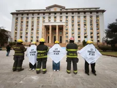 Bomberos voluntarios reclamaron en Casa de Gobierno. (Daniel Caballero - Los Andes)