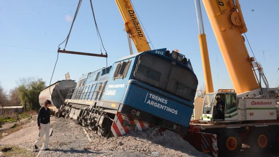 Descarriló un tren de cargas en Las Heras, terminó volcado sobre la calle y desplegaron un operativo para removerlo
