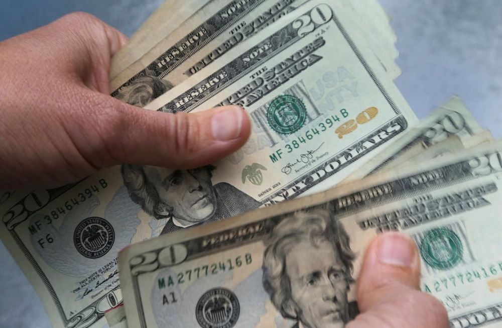 Suman una nueva restricción a la compra de dólares.