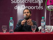 El escritor y periodista mendocino Gonzalo Ruiz, ganador del Certamen Literario Vendimia 2026 en la categoría Juvenil por Los invictos.