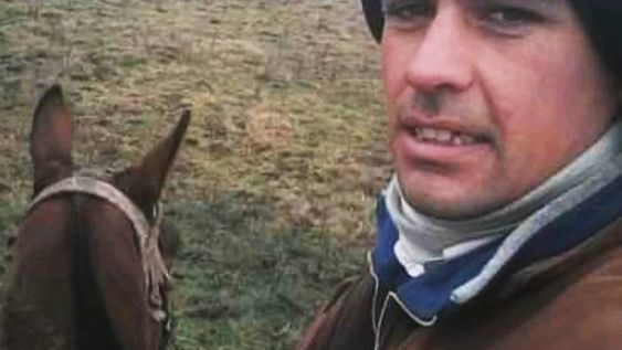 Las prendas las halló un pescador en el canal “Mercante” del partido bonaerense de Carlos Casares. La última vez que se lo vio al joven de 30 años, fue hace más de 10 días en su trabajo, en un establecimiento de Bolívar.