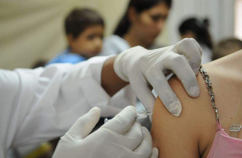 Muchas mujeres han coincidido en que la vacuna contra el coronavirus les generó efectos secundarios en su ciclo menstrual y ahora se han abierto nuevas investigaciones al respecto.