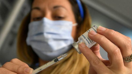 Ayer arribó un vuelo con más de 930.000 dosis de vacuna AstraZeneca, la provincia recibirá unas 37.000. Foto: Orlando Pelichotti / Los Andes