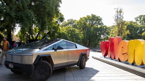 Buscan batir un récord Guinness y llegaron a Mendoza en una Cybertruck de Tesla.